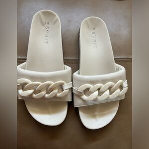 White sandals with chain